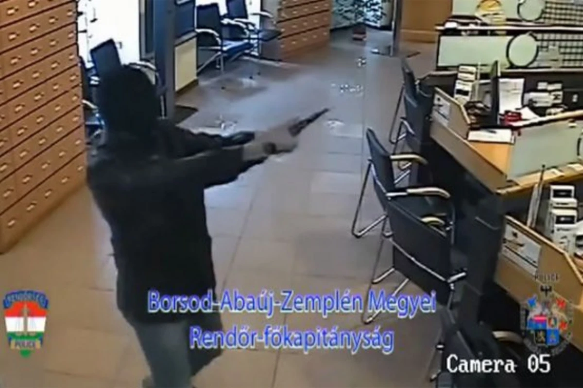 Клиентка банка набросилась на вооруженного грабителя и сорвала с него маску (видео)