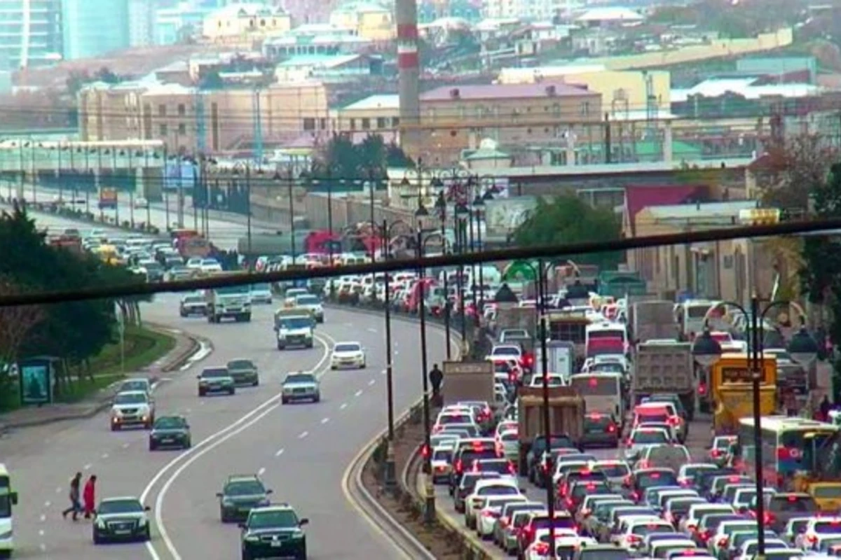На проспекте Нобеля в Баку образовалась огромная пробка