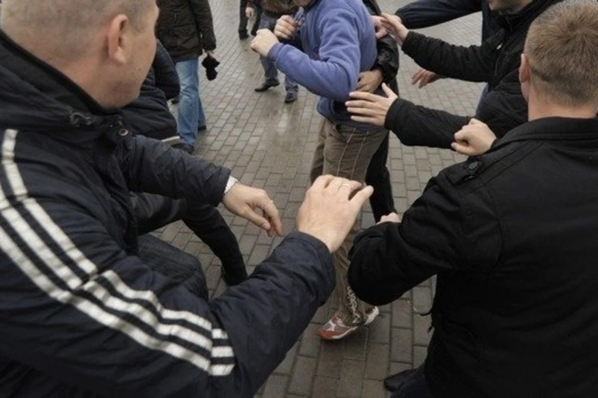 В Баку любовь трех студентов к одной девушке закончилась поножовщиной