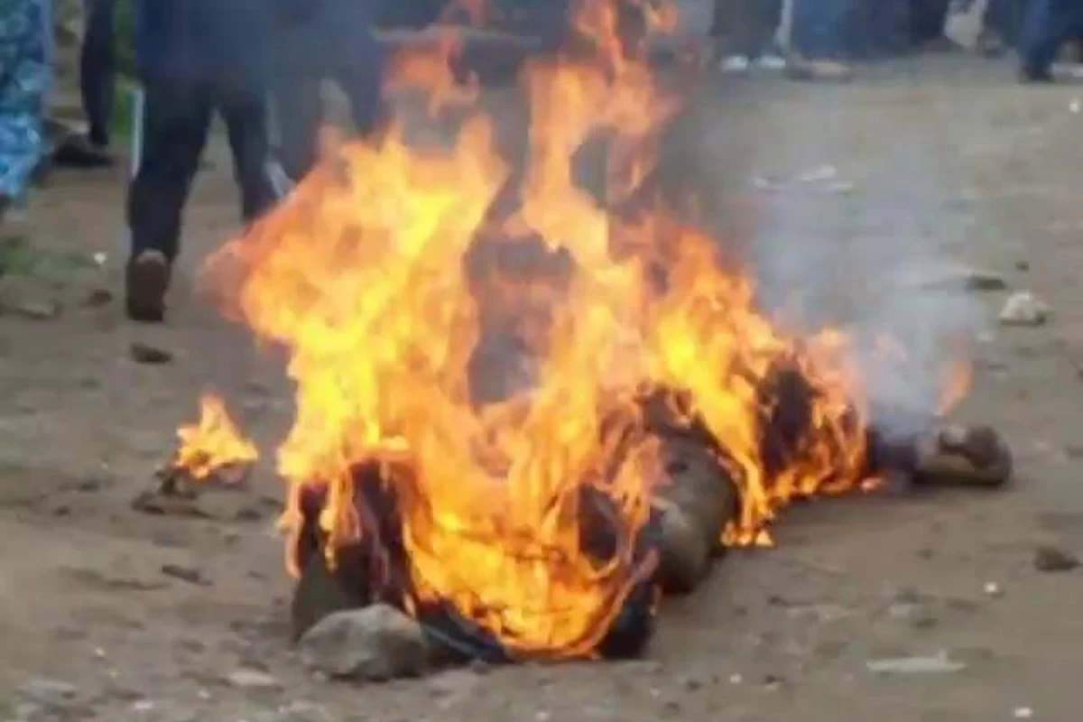 В Азербайджане полицейского облили бензином и подожгли