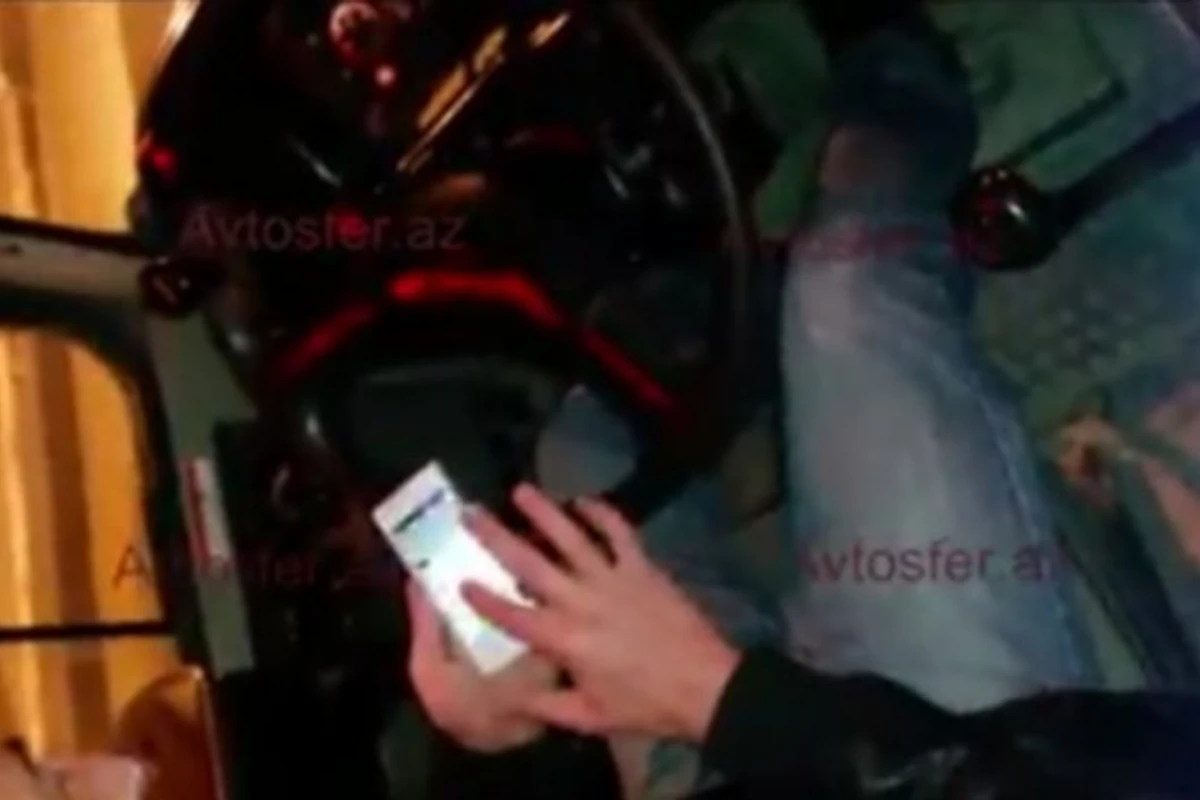 Водитель автобуса в Баку за рулем переписывается в WhatsApp (видео)