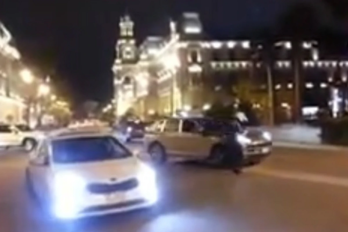 В Баку водитель «Porsche» умышленно наехал на «гаишника» (видео)