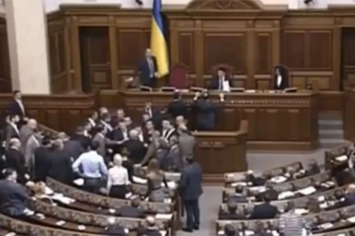 В парламенте Украины произошла драка (видео)