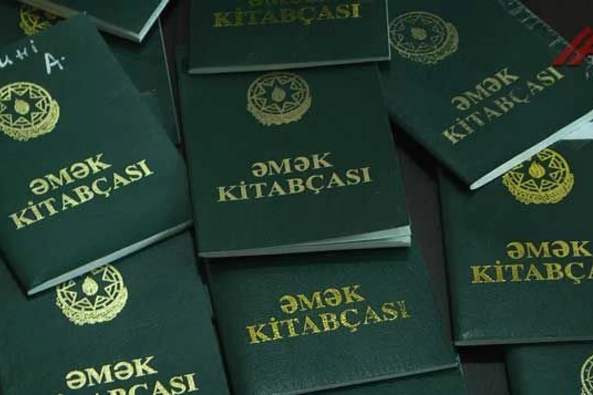 В Азербайджане ликвидировали трудовые книжки и справки с места работы