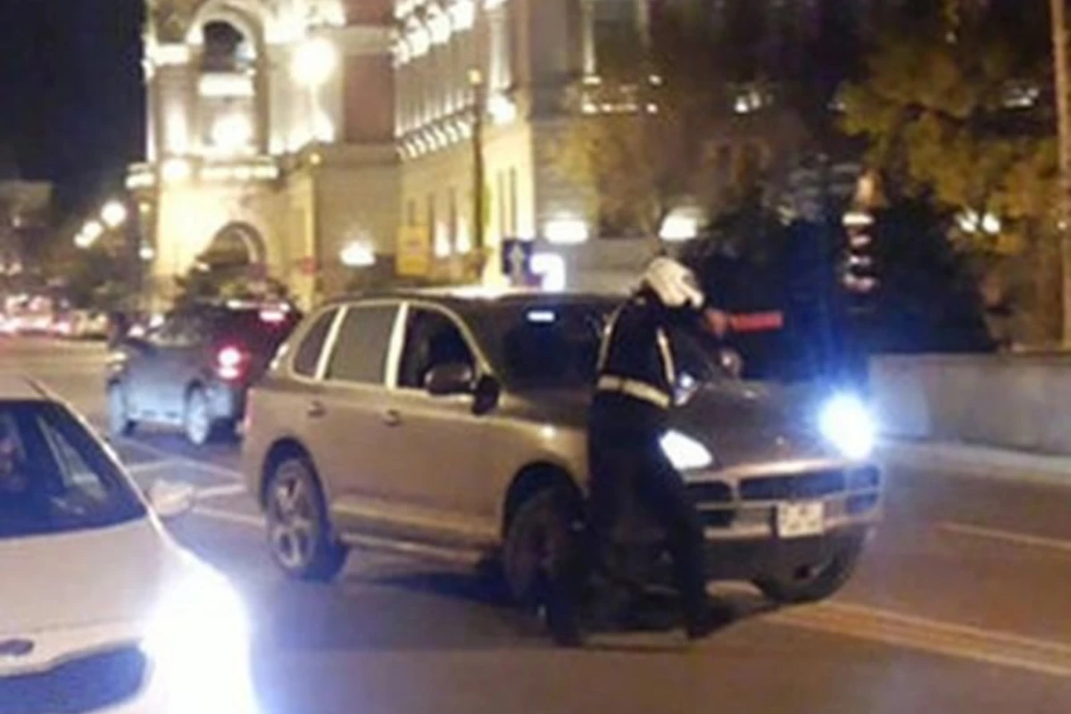 В Гяндже автомобиль сбил сотрудника дорожной полиции