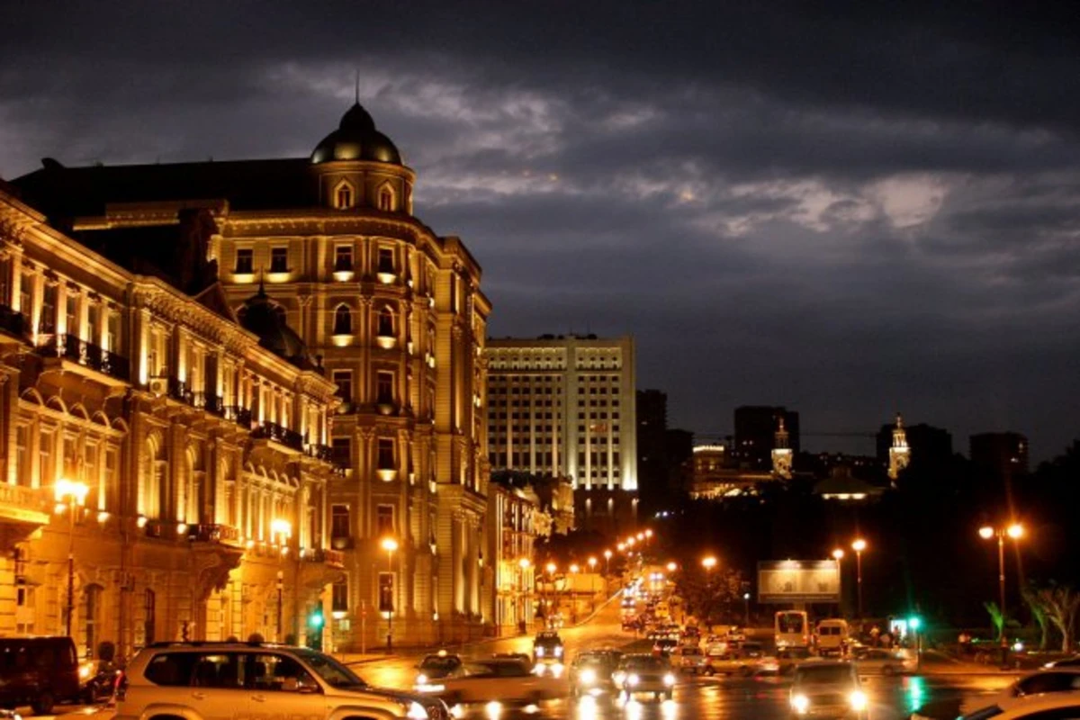 В Баку Мерседес на огромной скорости влетел в здание SOCAR