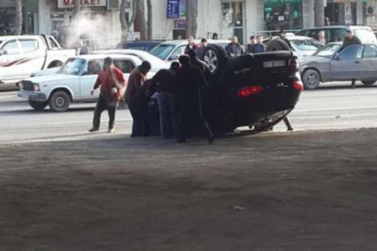 В Баку автомобиль рухнул с моста