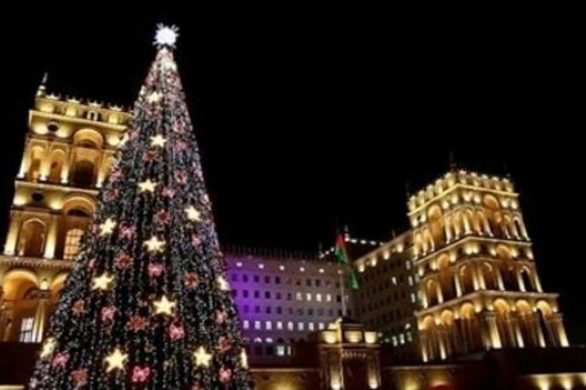 Бакинский бульвар украсят десять новогодних елок