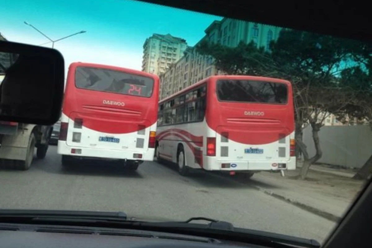 В Баку водители автобусов вновь устроили гонки