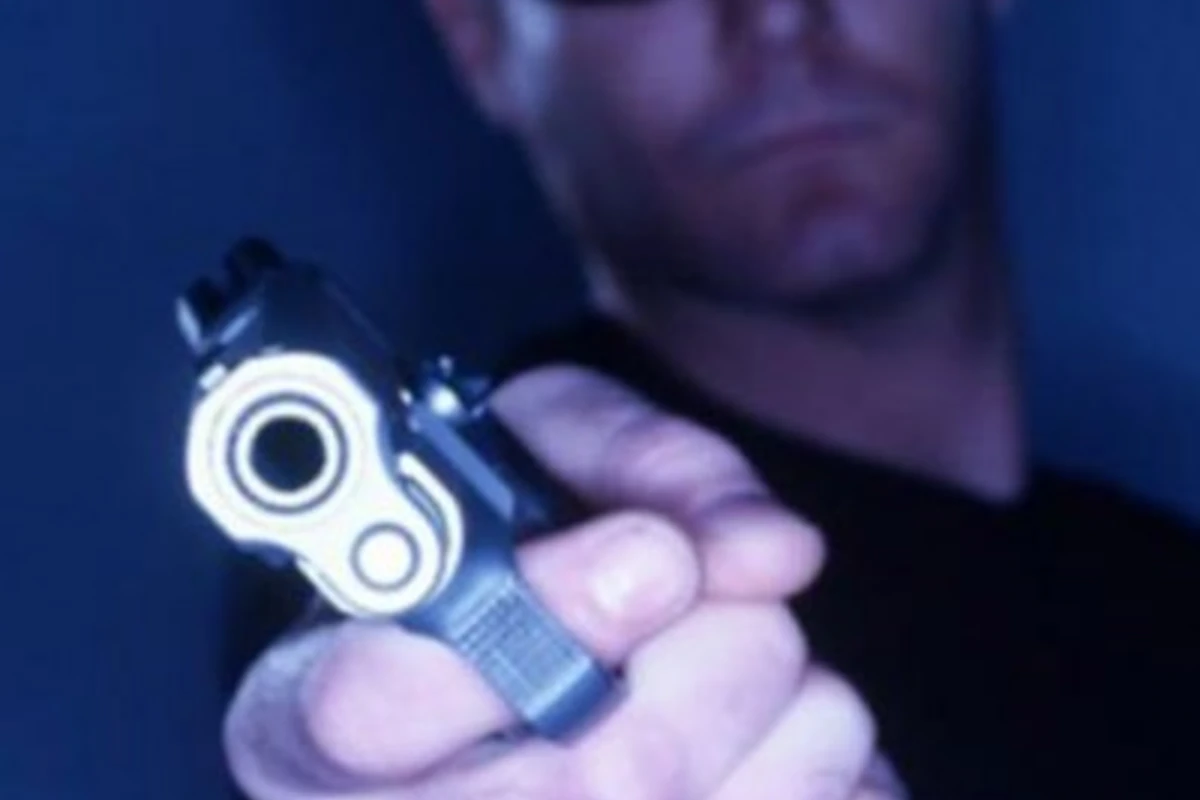 В Баку вор выстрелил во владельца магазина