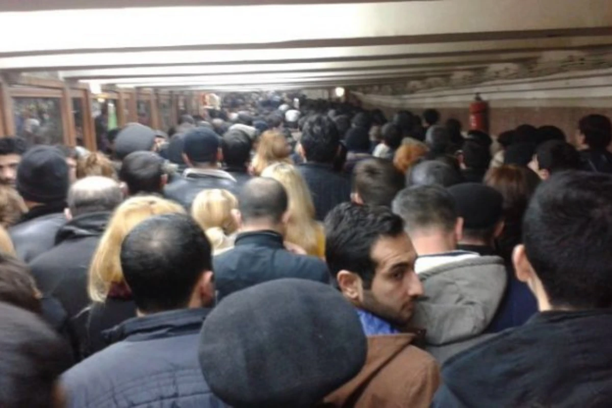 Бакметрополитен прокомментировал утреннюю давку на станции 20 Января