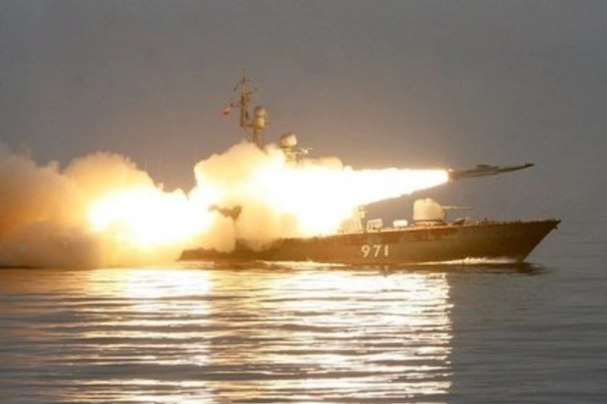 ВМС Азербайджана впервые провели ночные стрельбы