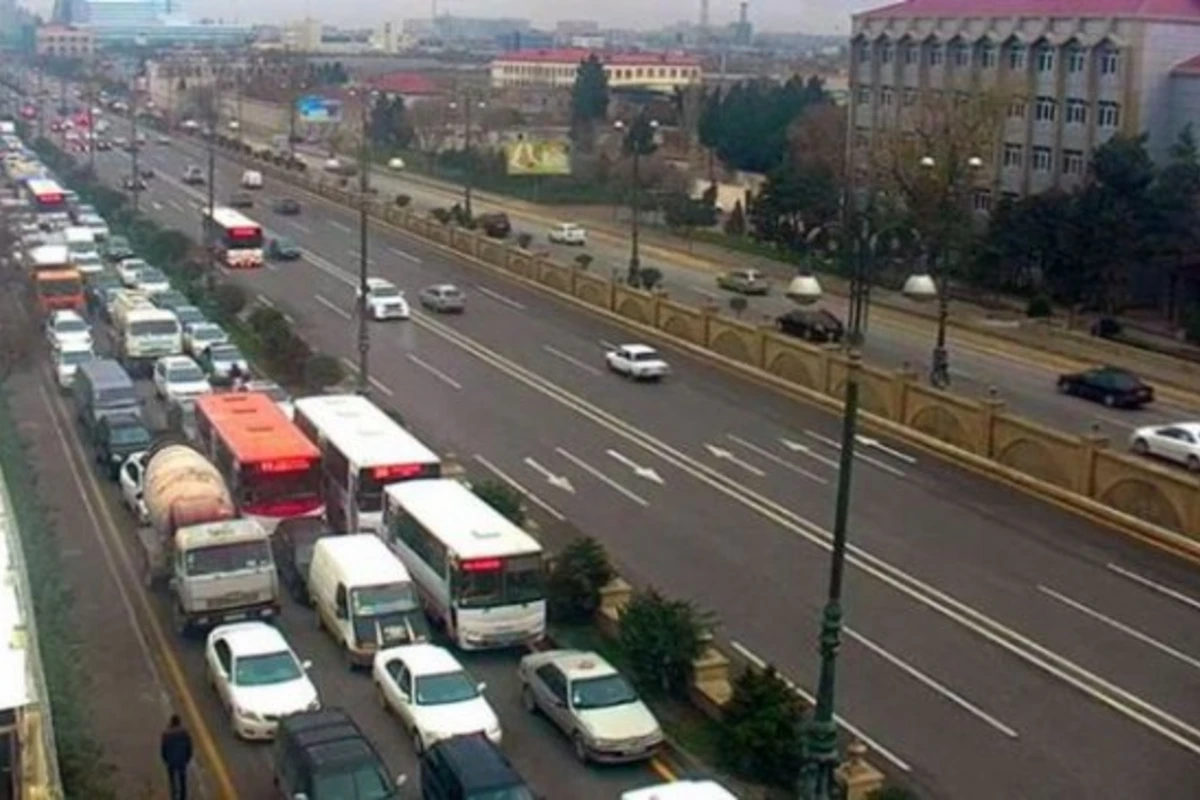 На одном из проспектов Баку произошло ДТП, образовалась пробка