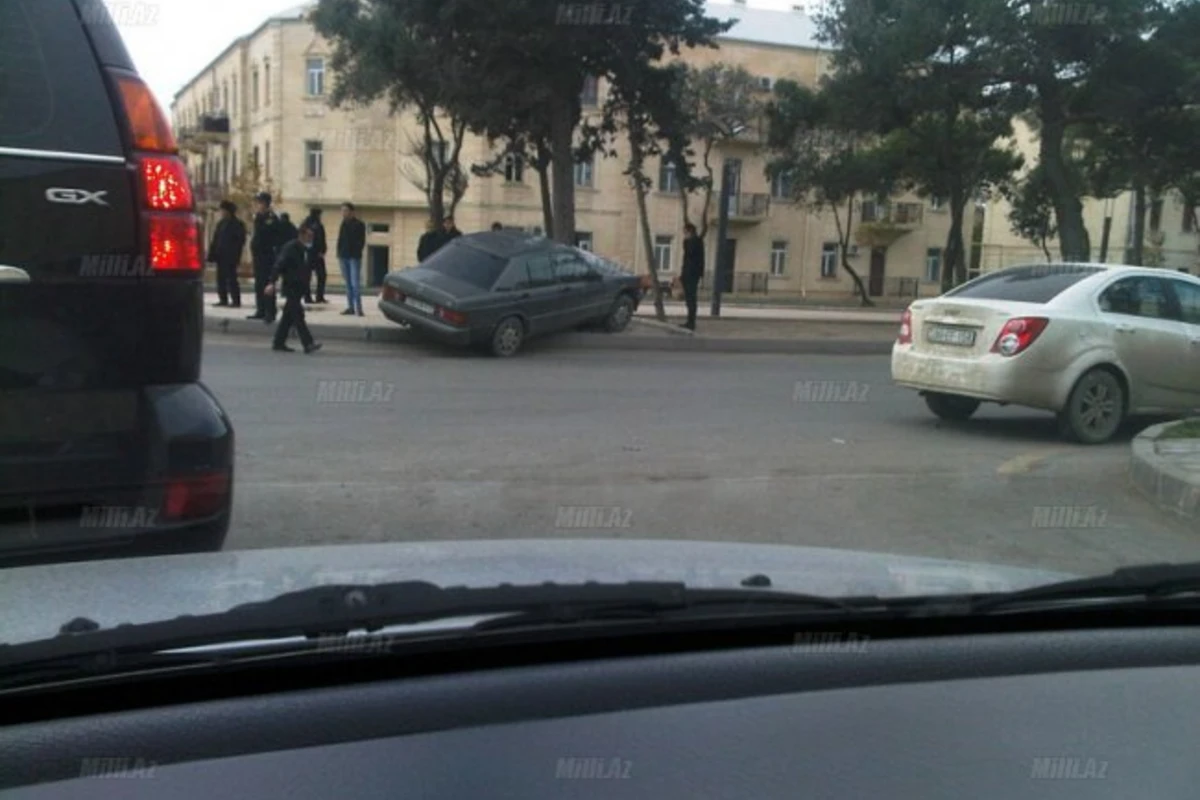 В Баку грузовик врезался в автомобиль