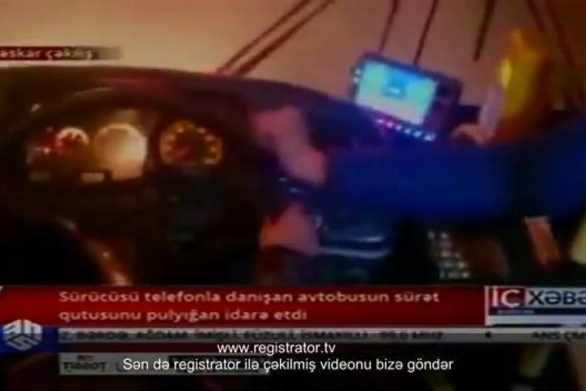 В бакинском автобусе кондуктор переключает передачи скорости, пока водитель занят телефоном (видео)