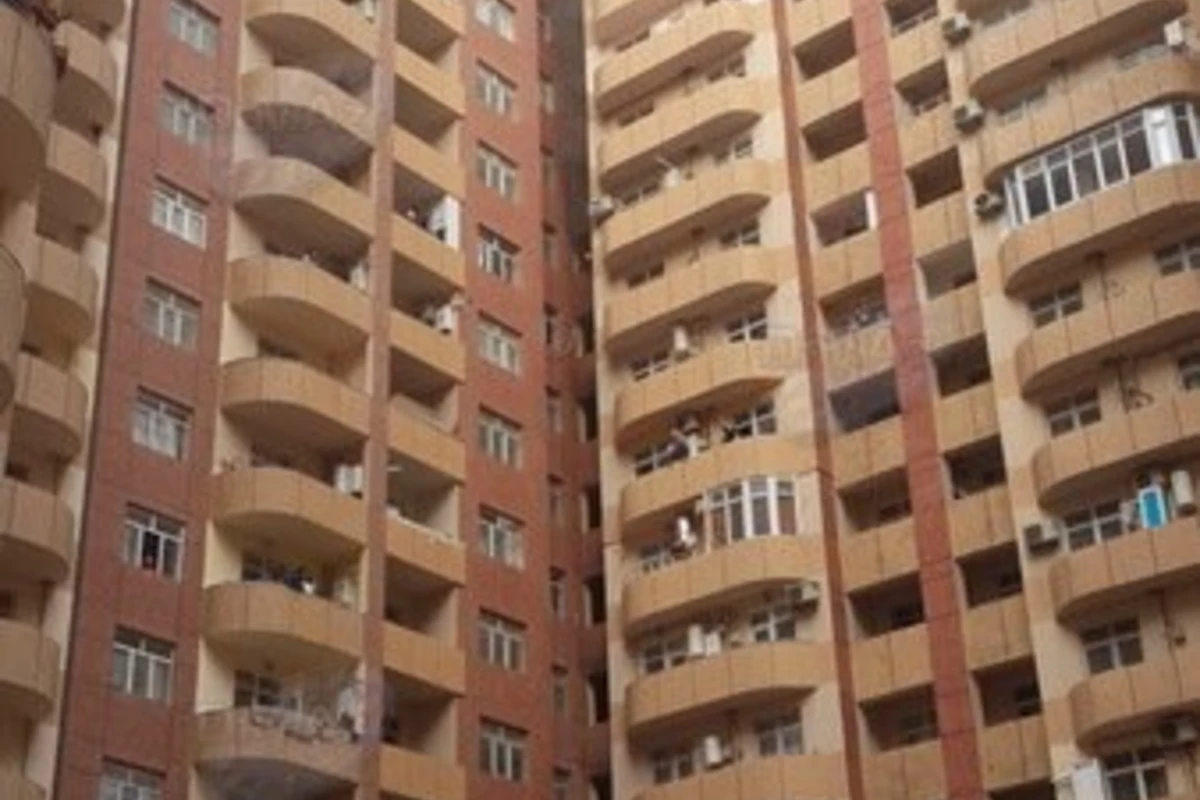 В Баку в новостройке произошел пожар
