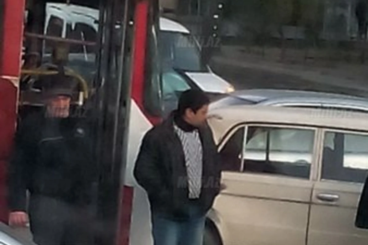 В Баку автобус попал в ДТП