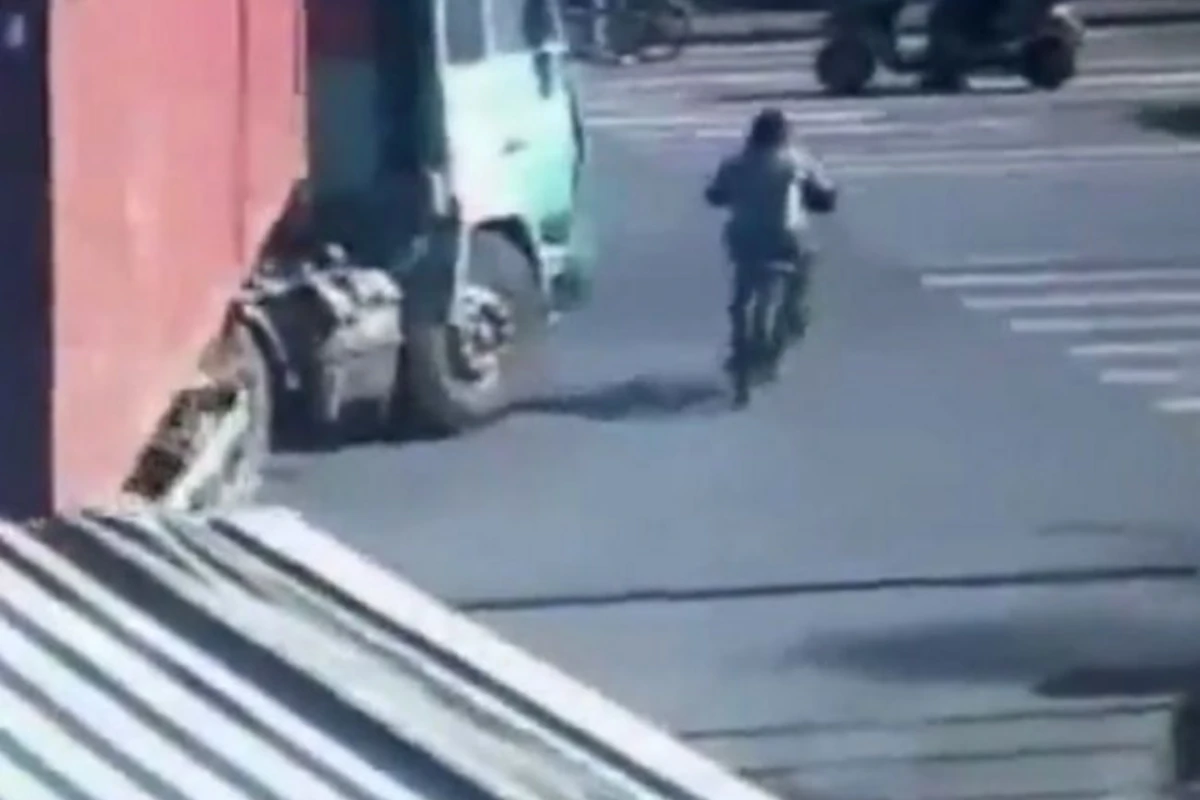 Китайский велосипедист попал под грузовик и остался жив (видео) Китайский велосипедист попал под грузовик и остался жив (видео)