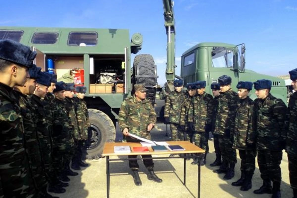 Курсанты ознакомились с новейшей военной техникой ВС Азербайджана