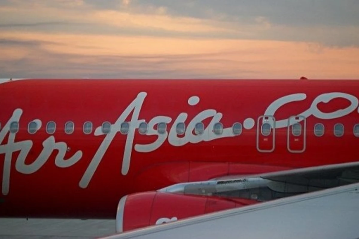 Самолет Air Asia упал при смене курса из-за турбулентности