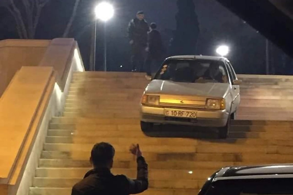 В Баку водитель съехал на автомобиле по лестнице парка