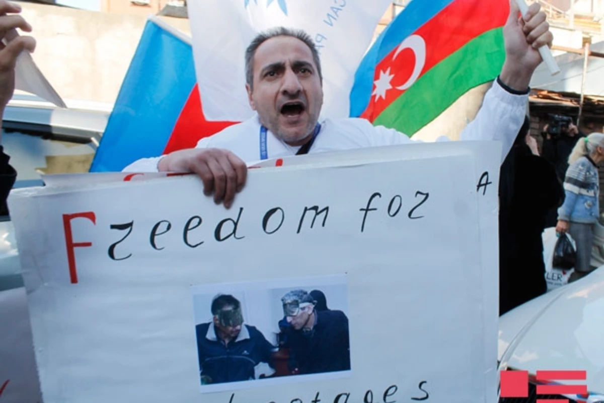 Перед зданием посольства Армении в Грузии проведена акция с требованием освободить Дильгама Аскерова и Шахбаза Гулиева