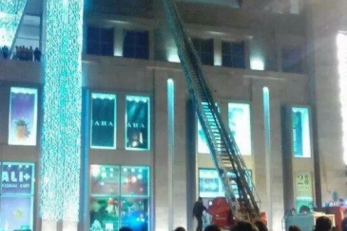 В Баку в торговом центре 28 Mall произошел пожар