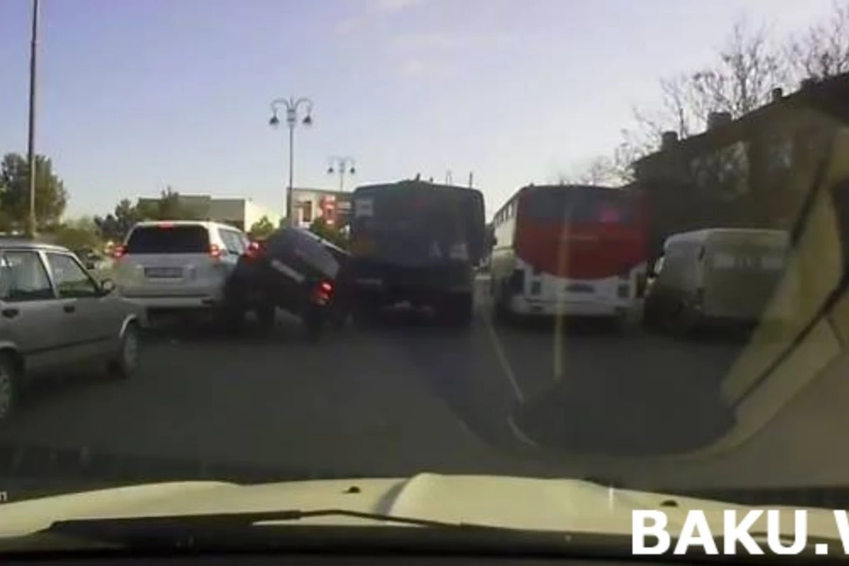 В Баку автохулиган совершил ДТП и скрылся (видео)