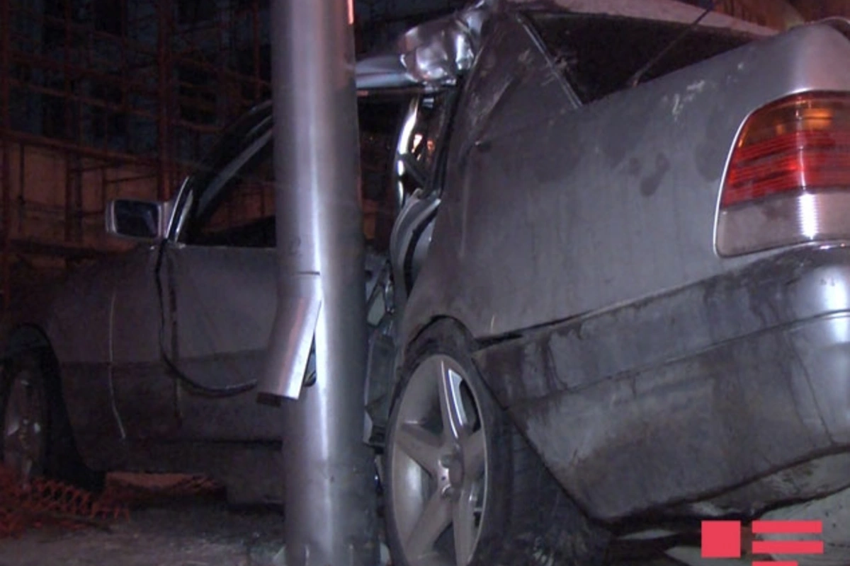 В Баку автомобиль врезался в фонарный столб
