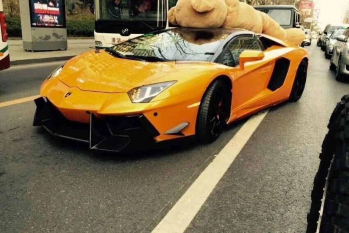 Кому подарили Lamborghini с плюшевым медведем на крыше ?