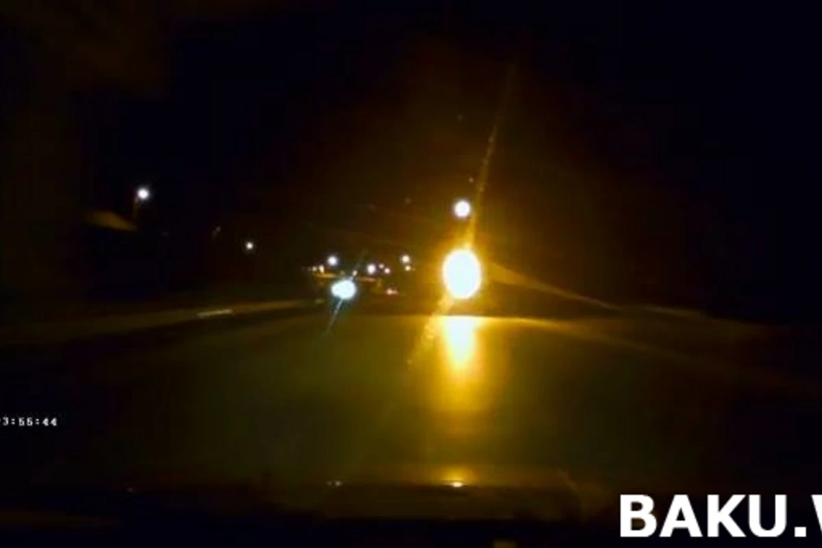 «Пьяный» фонарный столб на автодороге в Баку (видео)