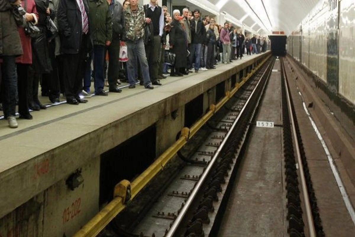 В бакинском метро ребенок упал на рельсы (видео)