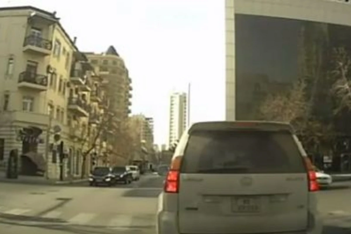 В Баку автомобиль сбил сотрудника полиции (видео)