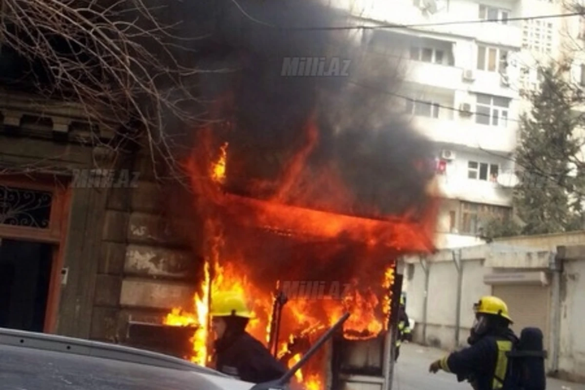 В Баку произошел пожар в магазине