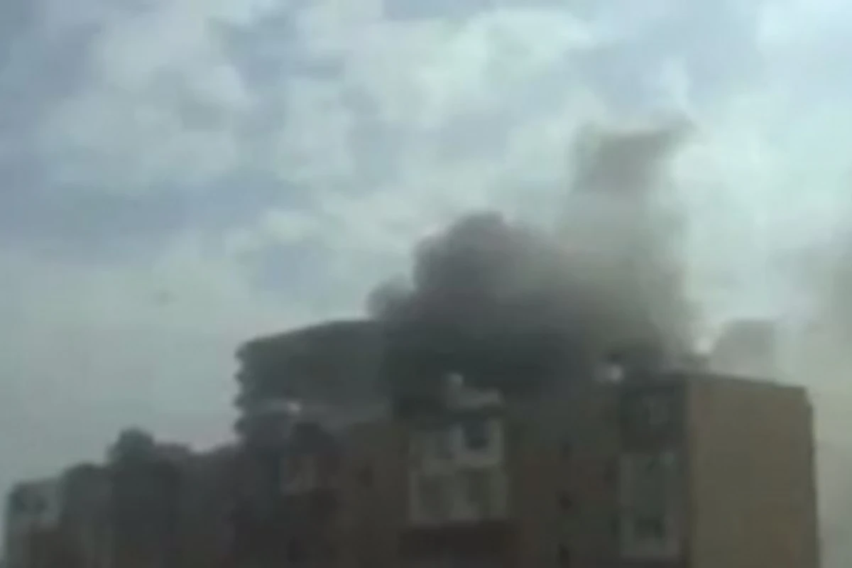 В Баку произошел пожар в многоэтажном здании (видео) В Баку произошел пожар в многоэтажном здании (видео)