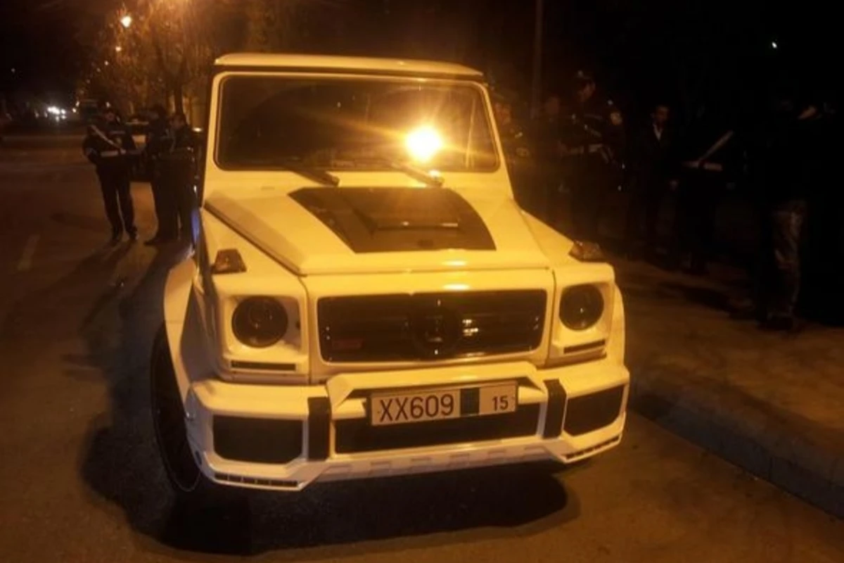 В Баку водитель скрываясь от погони ГАИ бросил автомобиль за 300 тысяч посреди дороги (видео) В Баку водитель скрываясь от погони ГАИ бросил автомобиль за 300 тысяч посреди дороги (видео)
