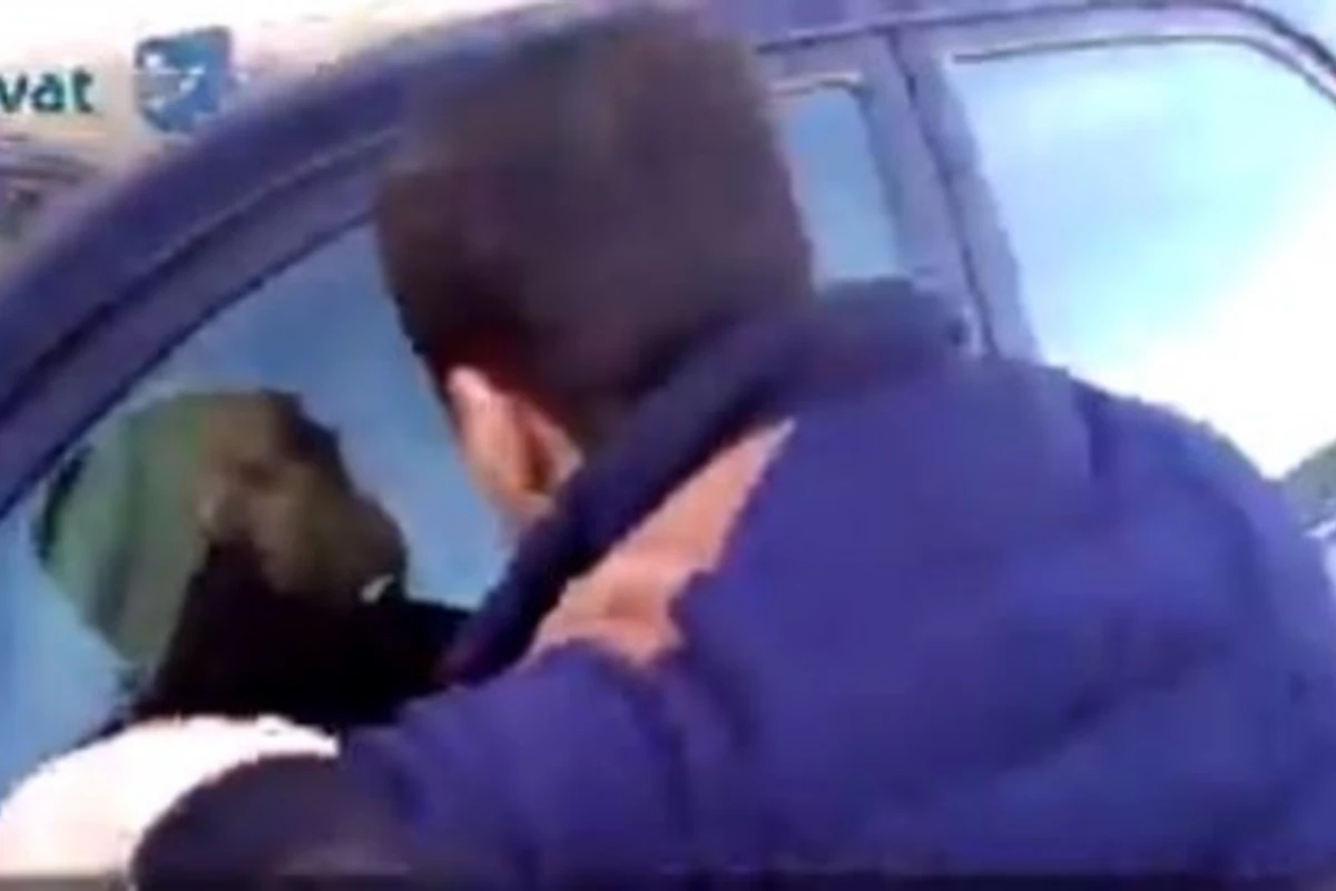 Появилось видео как выгоняли директора школы в поселке Говсан (видео) Появилось видео как выгоняли директора школы в поселке Говсан (видео)