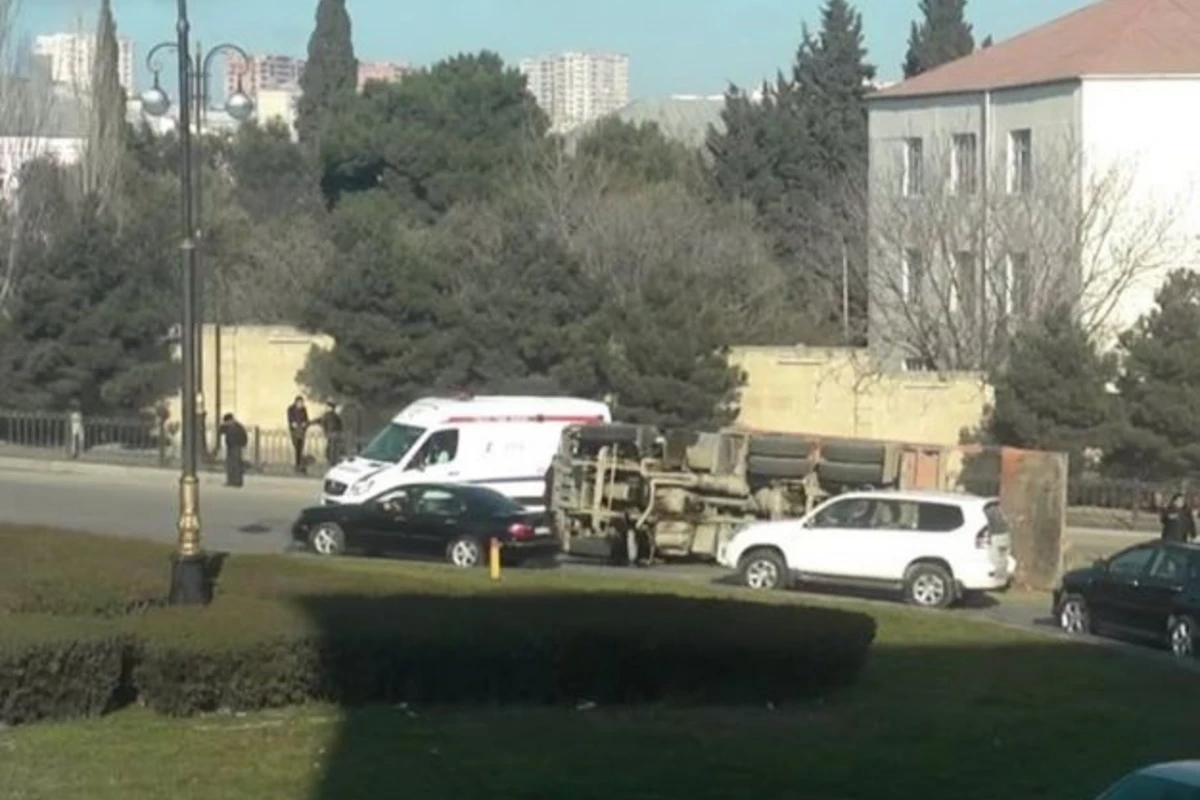 На одном из проспектов Баку перевернулся грузовик