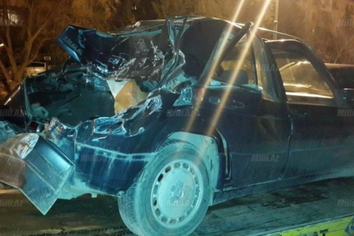 В Баку автобус врезался в автомобиль