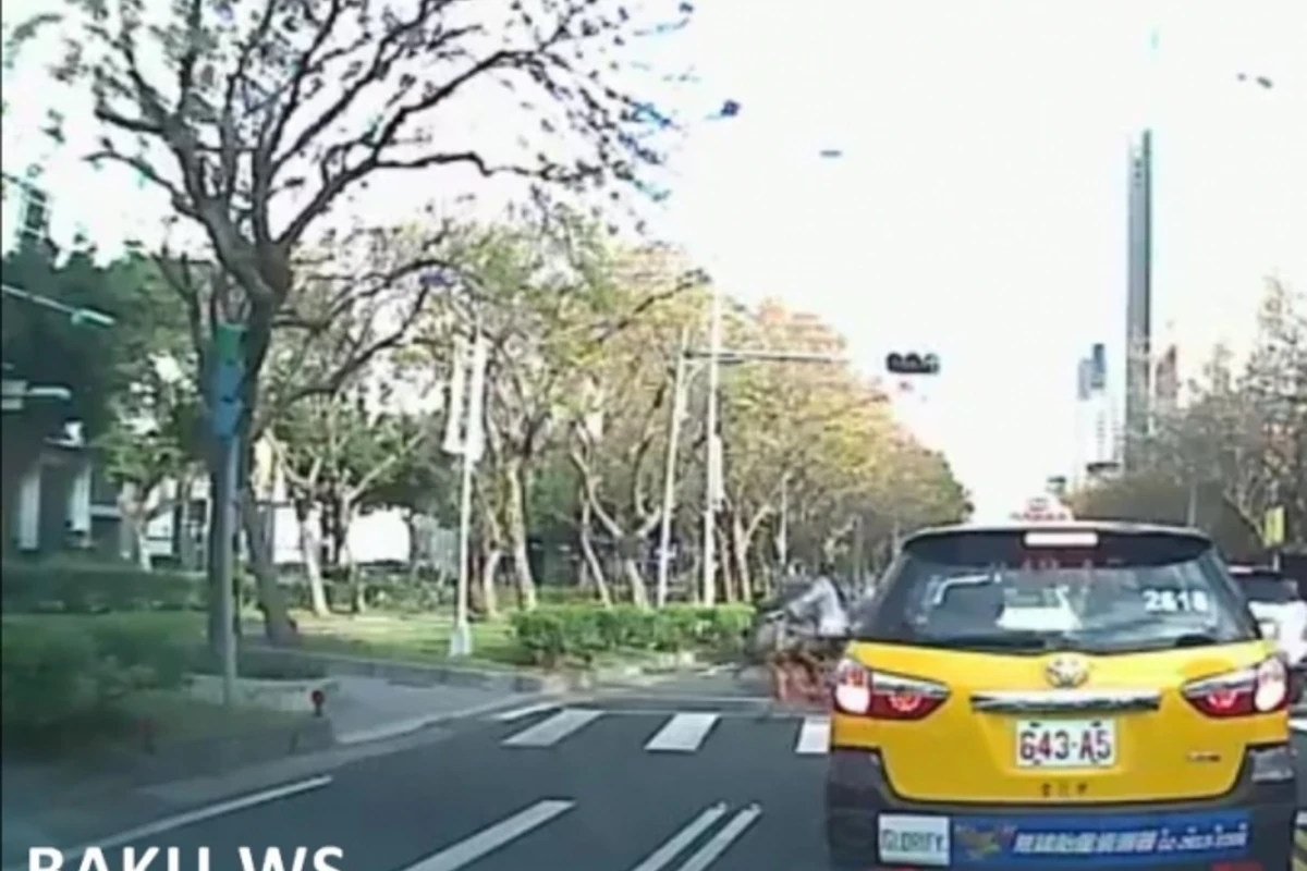 Невероятное видео наезда на велосипедистку в короткой юбке (видео) Невероятное видео наезда на велосипедистку в короткой юбке (видео)