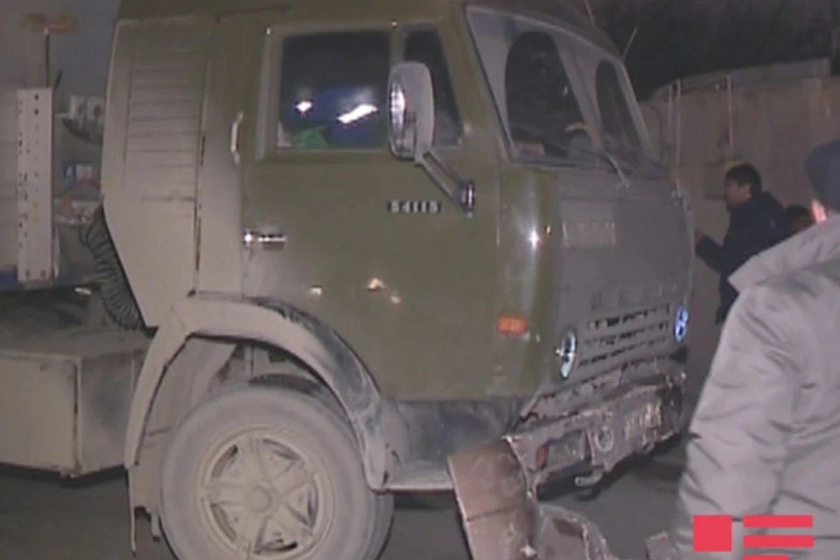 В Баку КамАЗ врезался в частный дом