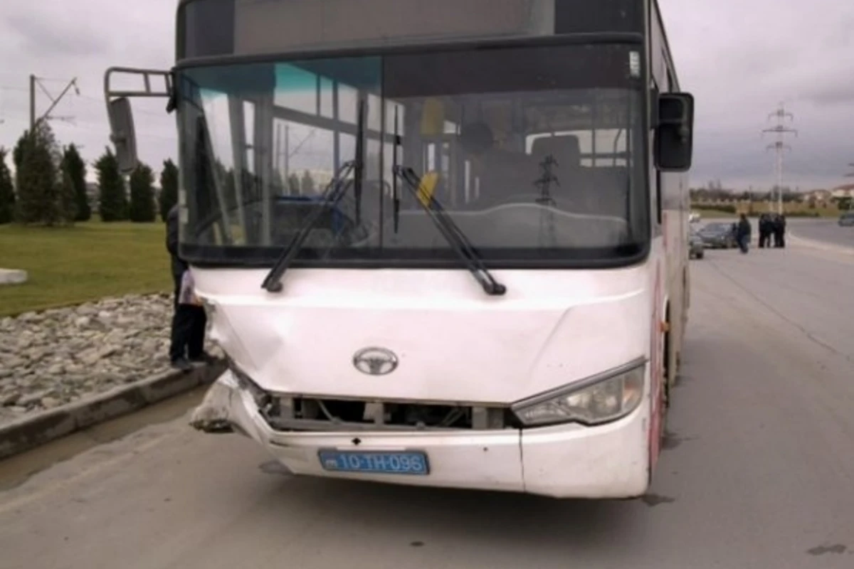 В Баку пассажирский автобус врезался в автомобиль