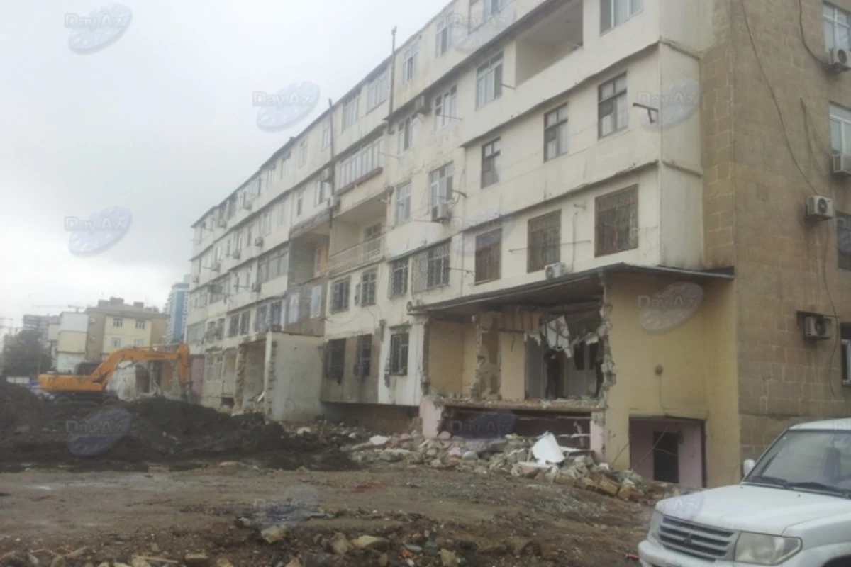 В Баку сносят незаконные пристройки к домам
