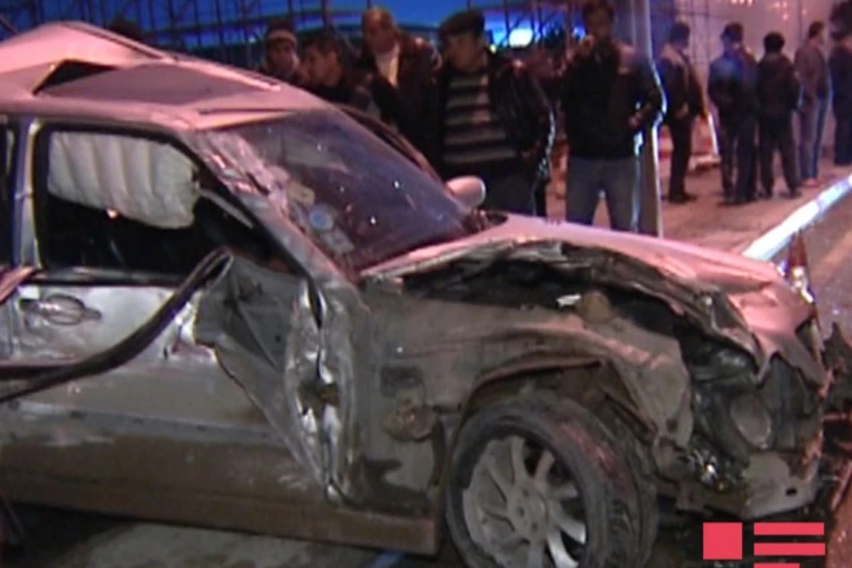 В Баку Mercedes врезался в грузовик