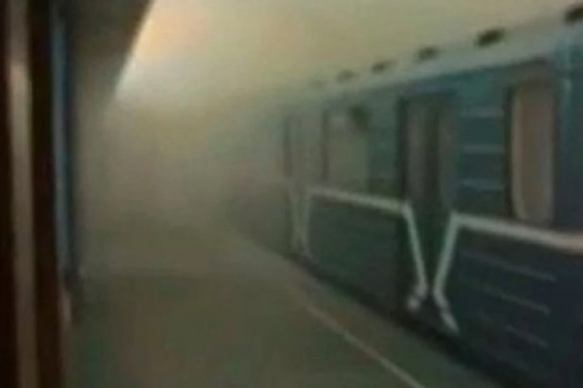 В одном из вагонов поезда в бакинском метро произошел пожар