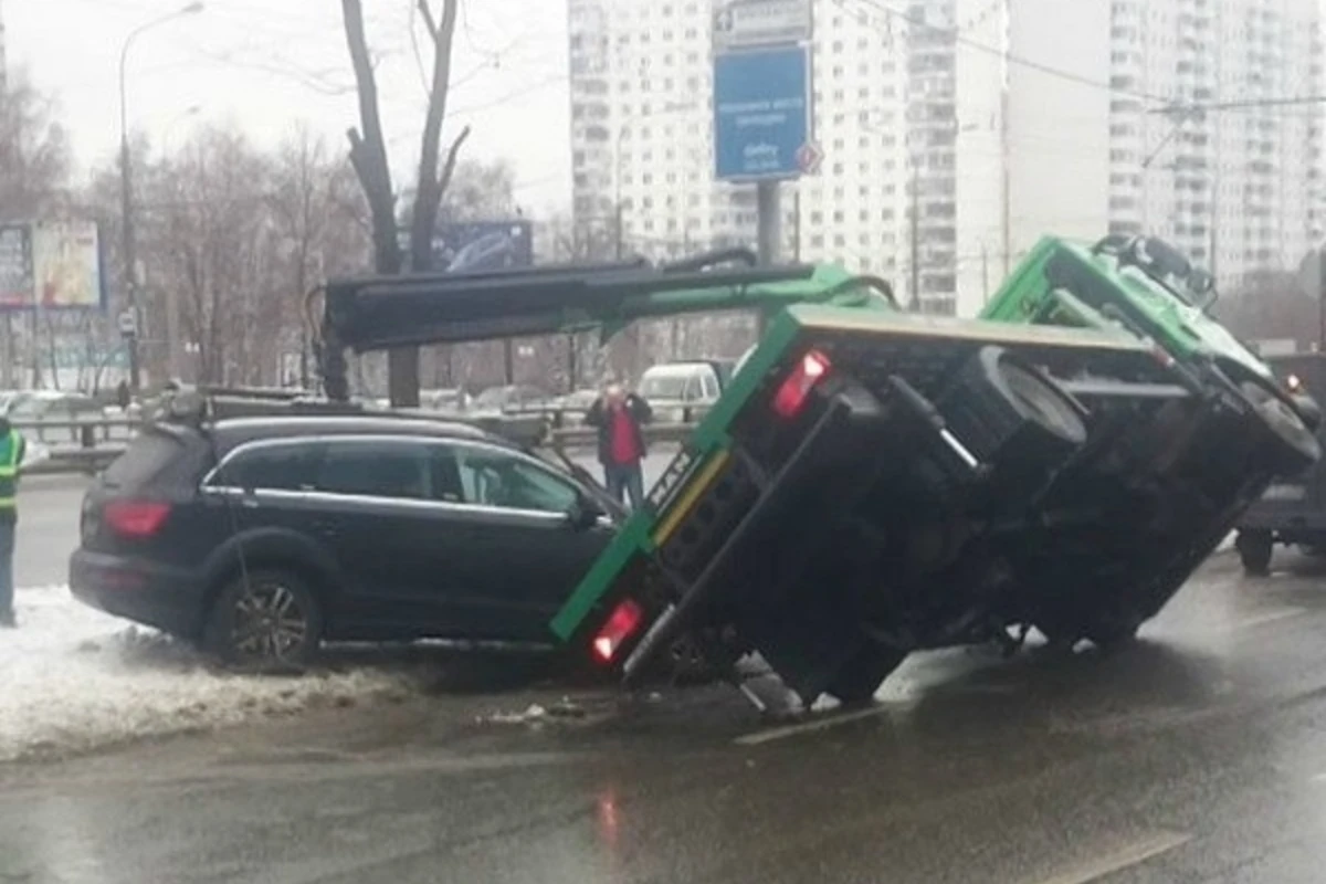 В Москве эвакуатор упал на машину (видео)