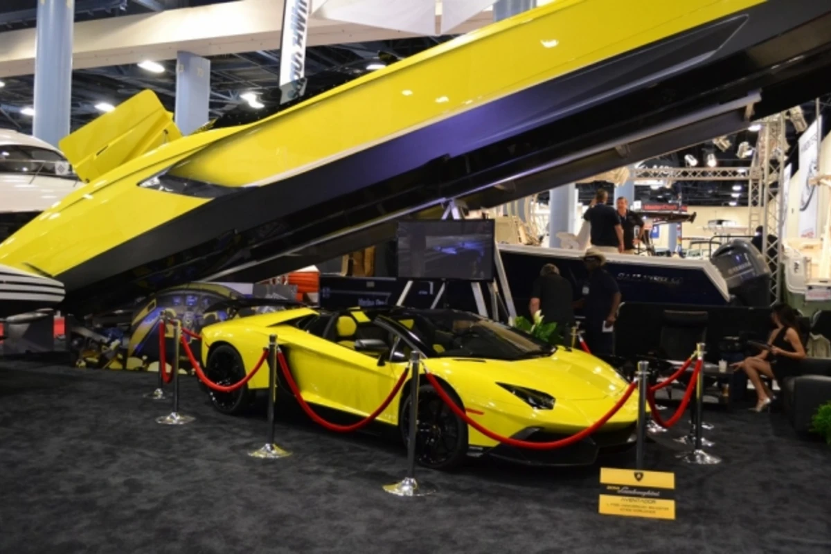 Aventador LP720-4 рожденный плавать в Палм Бич (видео)