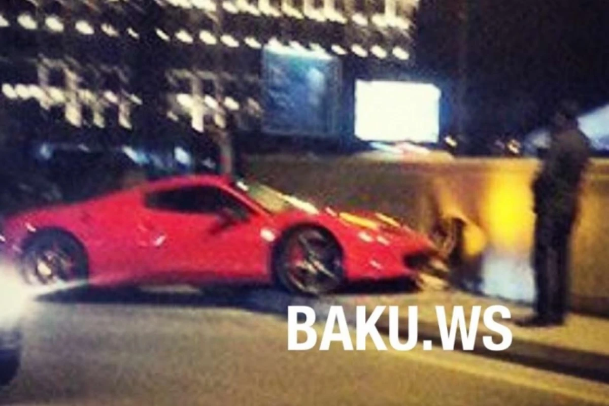 В Баку Ferrari за 350 000 долларов попал в ДТП