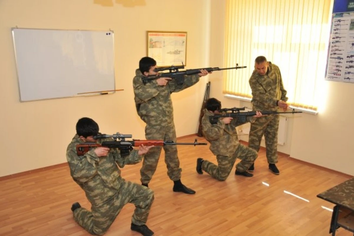 Открылись курсы снайперов, связистов и парашютистов ВС Азербайджана