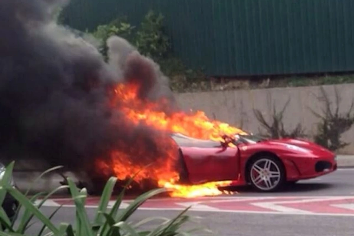 В столице Малайзии в час пик вспыхнул Ferrari F430 (видео)